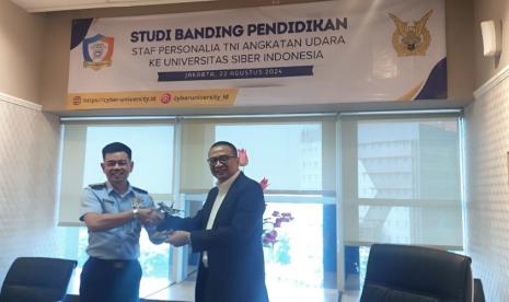 Cyber University sebagai Kampus Fintech Pertama di Indonesia, menyambut hangat kedatangan Staf Personalia Markas Besar TNI Angkatan Udara (MABES AU) dalam kunjungan studi banding terkait pengembangan kurikulum keamanan siber pada Kamis (22/8/2024)