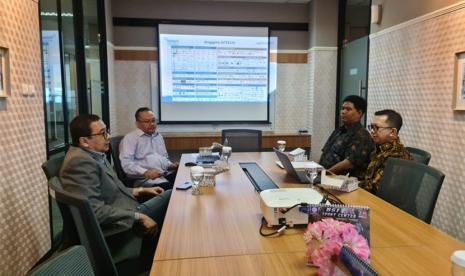  Cyber University, sebagai The First Fintech University in Indonesia, pionir pendidikan fintech di Indonesia, menerima kunjungan dari Direktur Executive Asosiasi Fintech Indonesia (AFTECH), Aries Setiadi, pada Kamis (11/1). Kunjungan ini menandai langkah penting dalam kerja sama di bidang ekonomi digital, inovasi digital, serta edukasi keuangan digital, pada 14 Desember 2023 lalu.