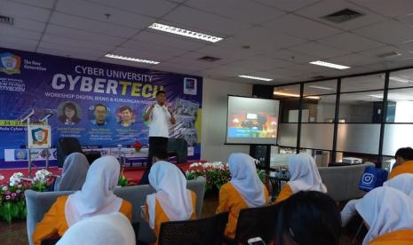 Cyber University yang dulunya BRI Institute menggelar acara bernama ‘CyberTech’ yaitu kegiatan workshop industri kreatif dan praktik podcast.