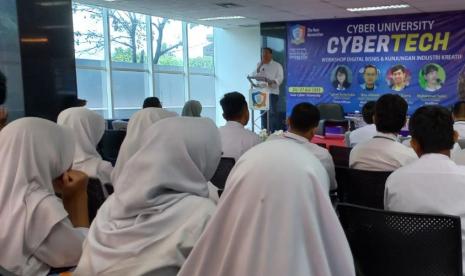 CyberTech yang diselenggarakan oleh Cyber University (CU) yang dulu bernama BRI Institute, merupakan event Workshop Industri Kreatif dan Praktik Podcast secara langsung di Studio PodShow Creative Center.