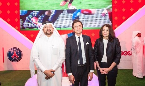 Cynthia Gordon, Chief Commercial Officer Ooredoo Group (kanan), Waleed Al-Sayed, Chief Operating Officer Ooredoo Qatar (kiri), dan Frederic Longuepee, Deputy CEO Paris Saint Germain (tengah) saat peluncuran Fans Do Wonders.   