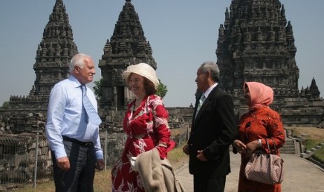 Czech President Vaclav Klaus (left) visits Prambanan Temple in Yogyakarta, Sunday.  