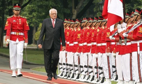 Czech Republic's President Vaclav Klaus inspects an honour guard during the state welcoming ceremony at Merdeka Palace in Jakarta on Monday, July 9, 2012.   