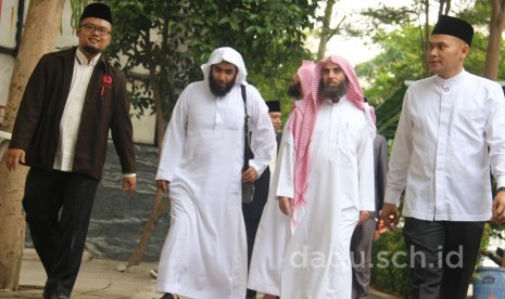 Daarul Qur’an menerima kunjungan Qur’an Reciter dan Imam Besar dari Qosim Arab Saudi, Syeikh Muhammad Ibrohim Al Luhaidan. Hadir pula Pendiri Pesantren Ar Royah Syeikh Muhammad At Turki dan Syeikh Sulthon Bin Nashir di Kantor Pusat, Ciledug, Tangerang, Banten, Senin (7/1).