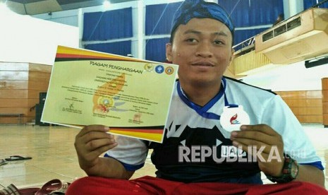 Dadang Arif Dwi Saputra, mahasiswa Universitas Ahmad Dahlan (UAD) yang meraih juara umum Tapak Suci di Institut Pertanian Bogor (IPB) Open.  Mahasiswa FKIP PPKN UAD itu mengalahkan 340 lawan dari 32 PTN dan PTS se-Indonesia dan meraih Piala MPR RI.