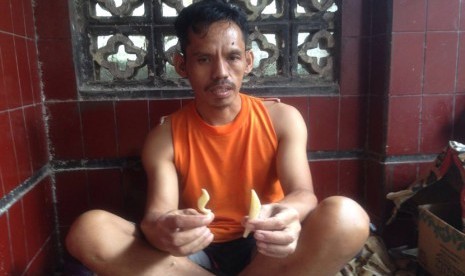 Dadi Darmadi (47), Warga Kampung Pasir Tukul  RT 04 RW 04 Cileunyi Wetan, Cileunyi, Kabupaten Bandung merupakan pengerajin souvenir yang berbahan dari tulang kaki sapi bekas Mie kocok. Souvenirnya sudah tembus ke pasar luar negeri.