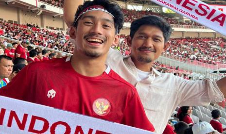 Daffa Wardahana (depan) dan Ibnu Jamil saat mendukung Timnas lawan Vietnam dalam laga semifinal leg pertama Piala AFF 2022. 