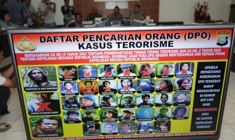 Daftar Pencarian Orang (DPO) teroris Poso ditampilkan di Mapolda Sulteng di Palu, Selasa (26/5).