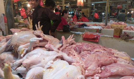 Daging ayam yang dijual di Pasar Senen Blok III, Jakarta Pusat, Selasa (11/6). 