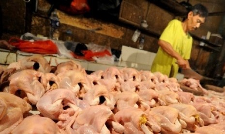 Daging ayam yang dijual di pasar tradisional.