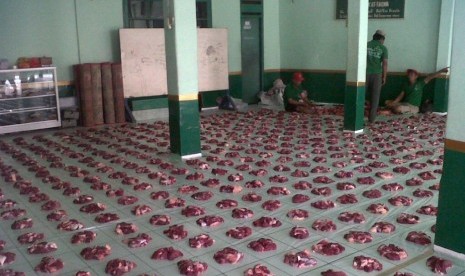 Daging kurban di Masjid At-Taqwa, Vireta II, Tangerang, siap didistribusikan kepada yang berhak menerima.