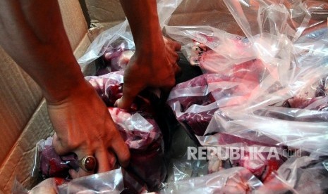  Daging sapi beku yang disiapkan saat operasi pasar yang digelar Kementan di Jalan Sunda, Jakarta, Ahad (21/2). (Republika/Tahta Aidilla)