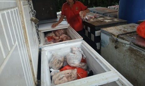 Daging sapi di freezer di Blok III, Pasar Senen, Jakarta Pusat, Jumat (10/5).