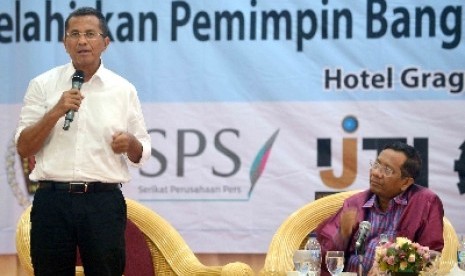 Dahlan Iskan (berdiri) bersama Mahfud MD