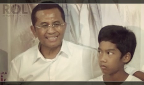 Dahlan Iskan dan Aji Santosa, pemeran Dahlan kecil dalm film Sepatu Dahlan