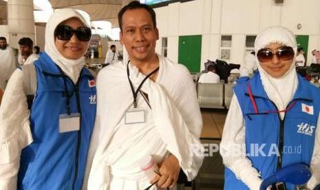 Dahlan Nariman (tengah) didampingi istrinya (kiri) saat tiba di Bandara King Abdulaziz, Jeddah, Senin (13/8). Ia bersama sejumlah jamaah lainnya merupakan WNI yang berangkat ke Tanah Suci dari Jepang.