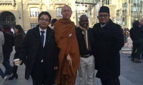 Dahnil Anzar Simanjuntak (kanan) bersama peserta Global Youth Interfaith Summit Religion for Peace di Paris, Prancis, Senin (30/1).  