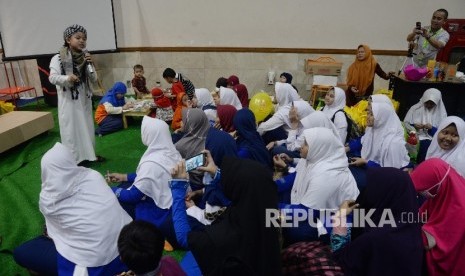  Dai cilik berceramah di area Kampung Wisata Edukasi dalam acara Islamic Book Fair (IBF) 2017 di JCC, Senayan, Jakarta, Kamis (4/5). 