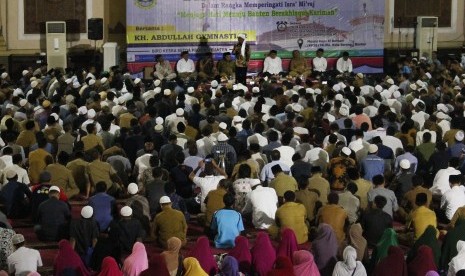 Dai kondang Abdullah Gymnastiar (tengah) berceramah di depan sejumlah ASN (Aparatur Sipil Negara) Pemprov Banten saat peringatan Isra Miraj sekaligus Pencanangan Gerakan Shalat Berjamaah di awal waktu di Mesjid Agung Albantani, Serang, Banten, Selasa (26/3/2019).