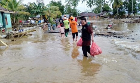 Dai Tangguh BMH mendistribusikan makanan siap saji hasil olahan dapur umum BMH di Konawe Utara.  