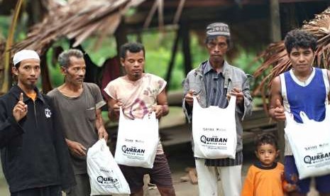 Dai Tangguh BMH Ustaz Nur Hadi (kiri) bersama orang suku yang tinggal di sekitar hutan Desa Patlean Maba Utara, Halmahera.