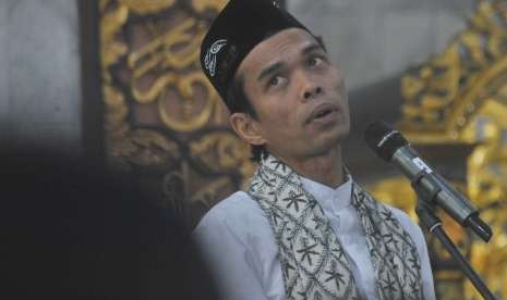 Dai Ustad Abdul Somad memberikan tausyiah pada Doa dan Tasyakuran Pilkada Damai di Masjid Assaadah Polda Sumsel, Palembang, Jumat (3/8).