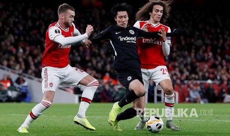 Daichi Kamada diadang dua pemain Arsenal pada laga Liga  Europa Grup  F antara Arsenal melawan Eintracht Frankfurt di Emirates Stadium,  London, Jumat, (29/11) dini hari.