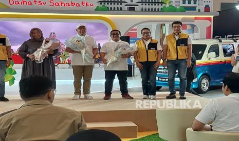 Daihatsu Indonesia mencatat pencapaian penting dengan menyerahkan unit Gran Max ke-800 ribu kepada pelaku usaha dalam momen spesial di ajang GAIKINDO Jakarta Auto Week (GJAW) 2024 yang digelar di ICE BSD City, Tangerang Selatan.