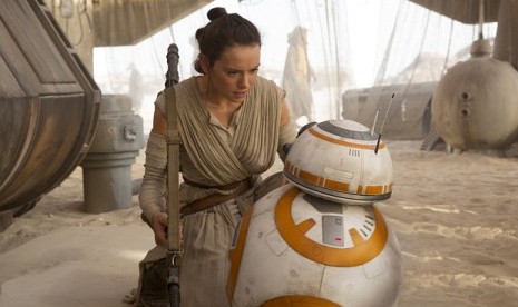 Daisy Ridley, dalam salah satu adegan Film Star Wars The Force Awakens. Ridley menghibur penggemar cilik Star Wars dengan membacakan buku tentang droid BB-8 yang ditayangkan di akun media sosial Disney.