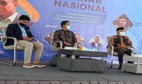 Seminar nasional dengan tema “Transformasi Agama dalam Media Komunikasi dalam Tatanan Masyarakat Digital” yang diselenggarakan Fakultas Dakwah & Komunikasi Islam (FDKI) Institut Ummul Quro Al-Islami Bogor pada Kamis (24/3/2022). Seminar menggaribawahi pentingnya kebaruan dakwahkan Islam 