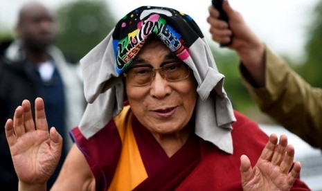 Dalai Lama menyapa pengunjung di Festival Musik Glastonbury, Inggris