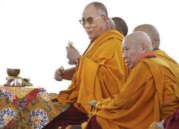 Dalai Lama (tengah) sedang memimpin doa saat berada di Washington pada 16 Juli.