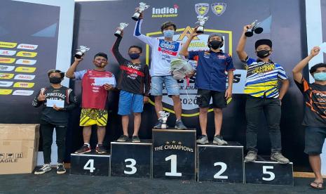 Dalam ajang Indiel Grasstrack Series Championship 2020, yang bergulir di sirkuit Wanko, Bubakan Mijen, Semarang, Jawa Tengah, pekan lalu 12 hingga 13 September 2020, yakni Galang Fernando pembalap asal Bumi Serasan Sekate ini berhasil meraih tiga podium tertinggi di kategori kelas Pemula.