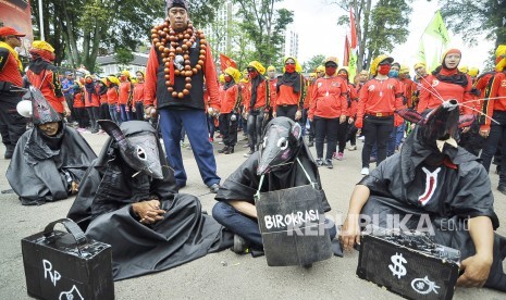 Aksi sejumlah buruh melakukan teaterikal di Halaman Gedung Sate, Jl Diponegoro, Kota Bandung (ilustrasi) 