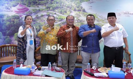 Dalam Dialog Interaktif di Kantor Harian Pagi Bangka Pos, Jumat, (19/11), menghadirkan sebuah diskusi yang melibatkan Gubernur Babel Erzaldi Rosman dan semua Wakil Gubernur yang pernah menjabat. Yaitu Suryadi Saman (2002-2007), Syamsudin Basari (2007-2012) dan Hidayat Arsani (2014-2017), dengan tema Babel Dulu, Sekarang dan Saatnya Saatnya Fokus Bangun Pariwisata