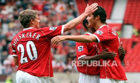 Dalam file foto 12 Agustus 2006, Cristiano Ronaldo (kanan) merayakan gol ke gawang Sevilla dengan Ole Gunnar Solskjaer dan Patrice Evra pada pertandingan sepak bola di Manchester, Inggris. Ronaldo kembali ke Manchester United. Klub Inggris itu mengatakan Jumat (27/8/2021), telah mencapai kesepakatan dengan Juventus untuk transfer penyerang Portugal berusia 36 tahun itu, dengan tunduk pada kesepakatan persyaratan pribadi, visa, dan pemeriksaan medis. 