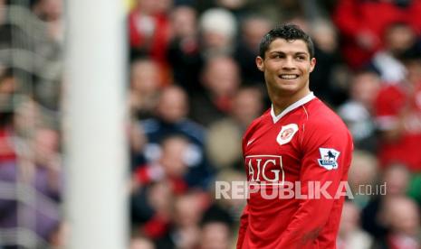 Dalam file foto 17 Maret 2007 ini, Cristiano Ronaldo tersenyum saat timnya menang 4-1 atas Bolton Wanderers dalam pertandingan sepak bola Liga Primer Inggris di Stadion Old Trafford, Manchester, Inggris. Ronaldo kembali ke Manchester United. Klub Inggris itu mengatakan Jumat (27/8/ 2021), telah mencapai kesepakatan dengan Juventus untuk transfer penyerang Portugal berusia 36 tahun itu.