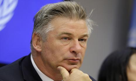 Aktor Alec Baldwin. Pada Kamis (21/10), senjata properti yang dipakai Baldwin dalam syuting film Rust membuat cedera sutradara Joel Souza dan menewaskan sinematografer Halyna Hutchins.