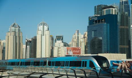 Iran Peringati Negara Muslim yang Dianggapnya Berkhianat. Foto ilustrasi: Dalam file foto 26 April 2020 ini, Metro nirawak melewati Dubai Marina di Dubai, Uni Emirat Arab. Bagi orang Israel yang bersemangat, antisipasi meningkat bahwa Burj Khalifa Dubai yang mewah, akan segera bergabung dengan jajaran Piramida di Mesir dan peninggalan Kerajaan Nabatean kuno Petra di Yordania sebagai tengara ikonik yang dulunya tidak dapat dicapai tetapi sekarang dapat dijangkau. Pengumuman dramatis minggu lalu yang menjadikan UEA sebagai negara Arab ketiga yang menjalin hubungan diplomatik penuh dengan Israel telah memicu kegembiraan.