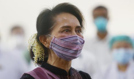 Dalam file foto 27 Januari 2021 ini, pemimpin Myanmar Aung San Suu Kyi menyaksikan vaksinasi petugas kesehatan di sebuah rumah sakit di Naypyitaw, Myanmar. Mantan pemimpin Myanmar yang ditahan, Suu Kyi, tidak dapat menghadiri sidang pengadilan yang dijadwalkan pada Senin, 13 September 2021.