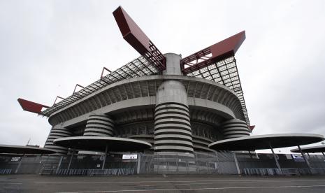 Stadion San Siro atau Giuseppe Meazza.