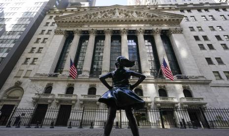  Dalam file foto Selasa 23 Maret 2021 ini, patung Fearless Girl berdiri di depan New York Stock Exchange di Distrik Keuangan New York. Wall Street naik tipis pada Selasa (24/8).