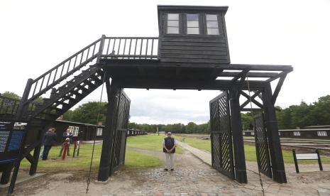 Dalam file foto tertanggal 18 Juli 2017 ini, gerbang utama kayu mengarah ke bekas kamp konsentrasi Nazi Jerman Stutthof di Sztutowo, Polandia. Pada hari Selasa, 20 Desember 2022, pengadilan Jerman memvonis wanita berusia 97 tahun Irmgard Furchner sebagai pembantu lebih dari 10.000 pembunuhan untuk perannya sebagai sekretaris komandan SS kamp konsentrasi Stutthof Nazi selama Perang Dunia II. Perang II.