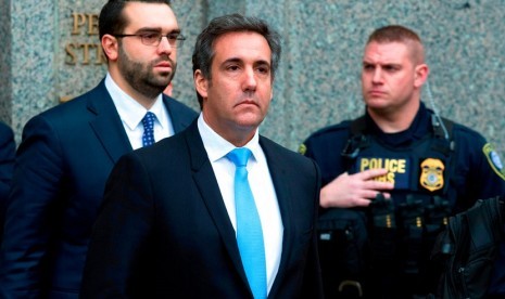 Dalam file foto yang diambil 16 April 2018, Michael Cohen, pengacara pribadi Presiden Donald Trump, meninggalkan pengadilan federal di New York. Cohen mengajukan makalah hak amandemen kelima di pengadilan federal di Los Angeles pada Rabu (25/4). 