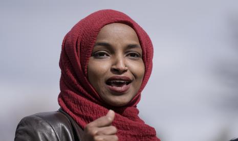 Dalam foto 20 April 2021 ini, Ilhan Omar, berbicara di Brooklyn Center selama konferensi pers di lokasi penembakan fatal Daunte Wright oleh seorang petugas polisi selama lalu lintas berhenti. Puluhan anggota staf kongres Muslim menyerukan tindakan terhadap Islamofobia. Ilustrasi.