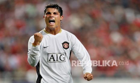 Dalam foto 26 September 2006 ini, Cristiano Ronaldo merayakan gol rekan setimnya Louis Saha pada pertandingan sepak bola grup F Liga Champions UEFA melawan Benfica di stadion Luz di Lisbon. Ronaldo kembali ke Manchester United. Klub Inggris itu mengatakan Jumat (27/8/2021), telah mencapai kesepakatan dengan Juventus untuk transfer penyerang Portugal berusia 36 tahun itu, dengan tunduk pada kesepakatan persyaratan pribadi, visa, dan pemeriksaan medis. 