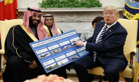 Dalam foto file 20 Maret 2018 ini, Presiden Donald Trump menunjukkan bagan yang menyoroti penjualan senjata ke Arab Saudi selama pertemuan dengan Putra Mahkota Saudi Mohammed bin Salman di Ruang Oval Gedung Putih di Washington. Kesepakatan antara Uni Emirat Arab dan Israel untuk menjalin hubungan diplomatik penuh datang sebagai kejutan kecil bagi mereka yang mengikuti nuansa politik Timur Tengah, dan dorongan pemerintah Trump yang hampir tunggal untuk menengahi kesepakatan semacam ini tanpa resolusi terlebih dahulu ke Konflik Israel-Palestina.