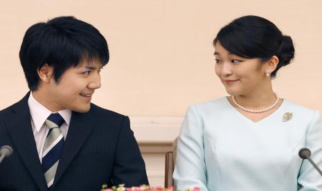 Dalam foto file 3 September 2017 ini, Putri Mako Jepang dan tunangannya Kei Komuro saling memandang selama konferensi pers di Akasaka East Residence di Tokyo.