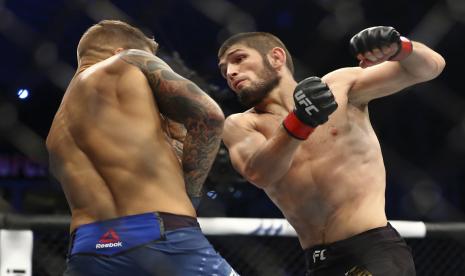  Dalam foto file 7 September 2019 ini, Khabib Nurmagomedov dari Rusia, kanan, bertarung dengan Dustin Poirier, dari Lafayette, La., Dalam pertarungan seni bela diri campuran ringan di UFC 242 di Yas Mall di Abu Dhabi, Uni Emirat Arab. Nurmagomedov akan mempertaruhkan rekor tak terkalahkan dan gelar ringan UFC melawan juara sementara Justin Gaethje dalam acara utama UFC 254 di Abu Dhabi pada Sabtu, 24 Oktober 2020.