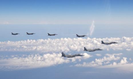 Dalam foto ini disediakan oleh Staf Gabungan Angkatan Bela Diri Jepang, tiga pesawat tempur F-15 Angkatan Bela Diri Jepang, depan, dan empat pesawat tempur F-16 Angkatan Bersenjata AS terbang di atas Laut Jepang pada hari Rabu , 25 Mei 2022.  Untuk pertama kalinya Angkatan Udara (AU) China mengerahkan pesawat tempur J-16 pada patroli udara bersama AU Rusia.